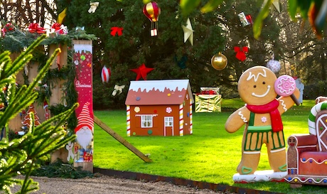 Boules de Noël dans les jardins du château