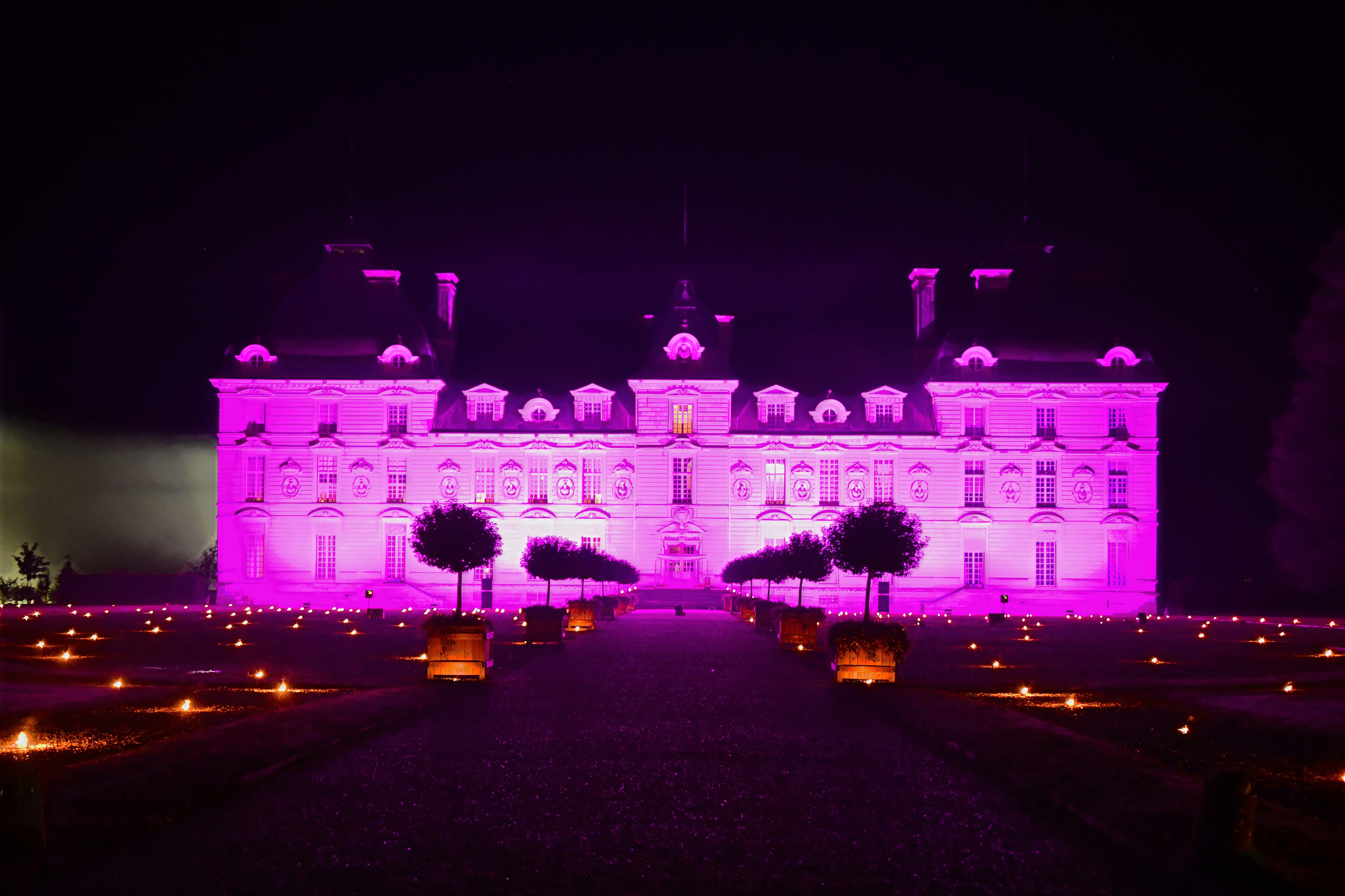 La façade éclairée en rose du château de Cheverny en octobre pour sensibiliser aux cancers du sein.