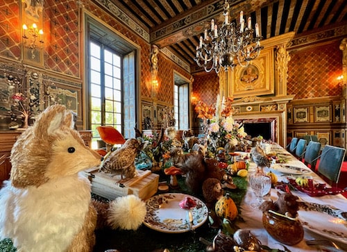 Table d'automne décorée avec des animaux de la forêt au château de Cheverny