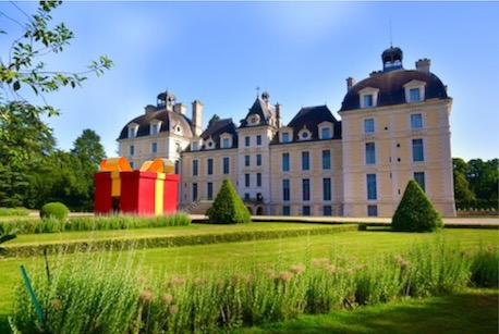 Paquet cadeau géant devant le château de Cheverny pour marquer le centenaire de l'ouverture au public en 1922