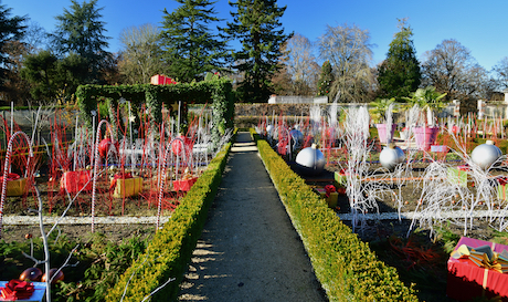 Boules de Noël dans les jardins du château
