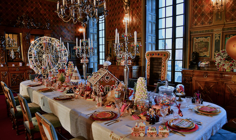 La table à manger du château de Cheverny décorée d'une multitude de sucreries pour Noël