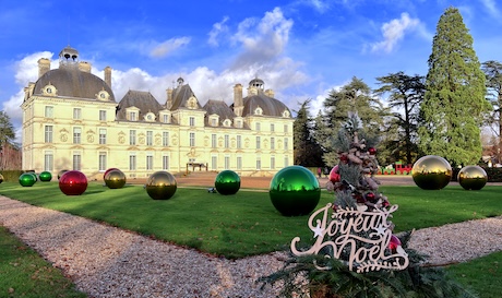 Décorations de Noël devant le château de Cheverny