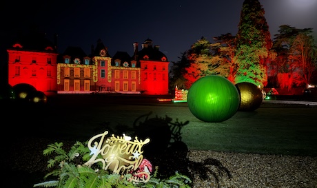 Décorations de Noël devant le château de Cheverny
