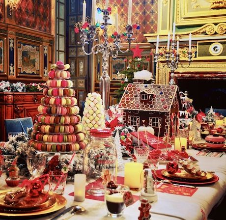 La table à manger du château de Cheverny décorée pour Noël, avec des gourmandises et une maison en pain d'épices.