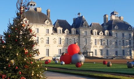 Décorations de Noël devant le château de Cheverny