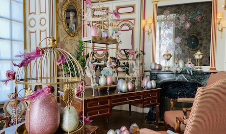 Les décorations de Pâques dans le petit salon du château de Cheverny