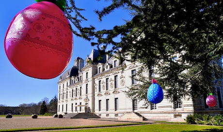 Des oeufs géants suspendus dans les arbres pour fêter Pâques au château de Cheverny