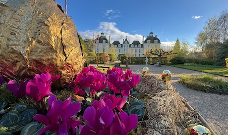 Des oeufs géants suspendus dans les arbres pour fêter Pâques au château de Cheverny