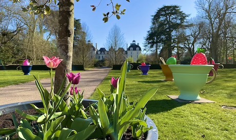 Tulipes, tasses géantes et oeufs de Pâques dans le jardin des apprentis, avec le château de Cheverny en arrière plan