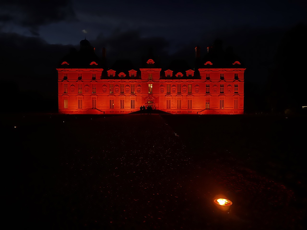 La façade du château de Cheverny éclairée en rouge