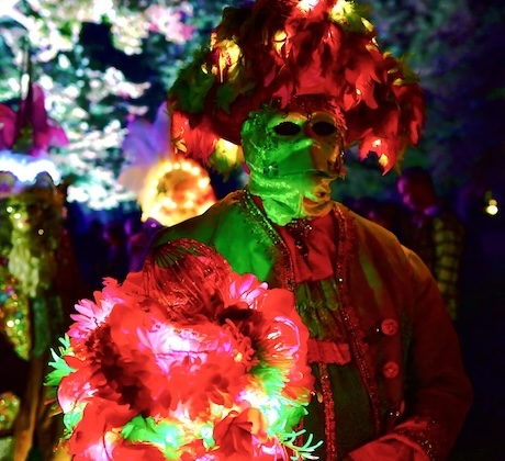 Portrait d'un costumé vénitien en costume illuminé de nuit au château de Cheverny