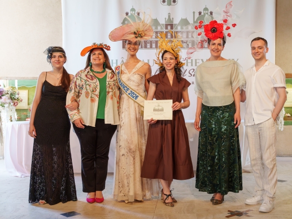 Le jury avec le prix du château de Cheverny attribué à Eugenia Jiménez pour le chapeau 