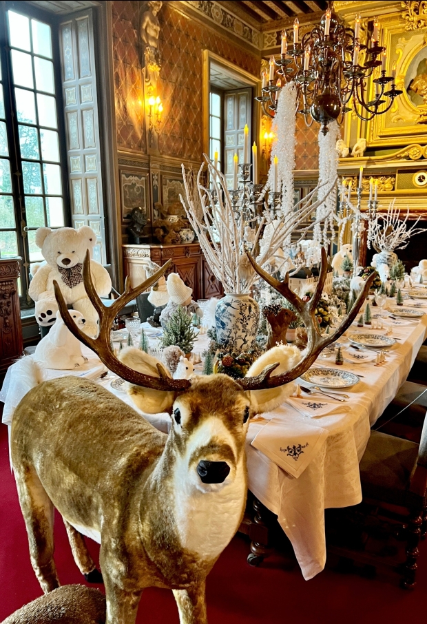 Rennes et ours polaires s'attablent dans la grande salle à manger du château de Cheverny pour les vacances de février.