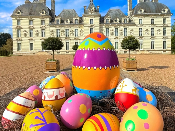 Le château de Cheverny avec des oeufs de Pâques géants et colorés pour les vacances de printemps