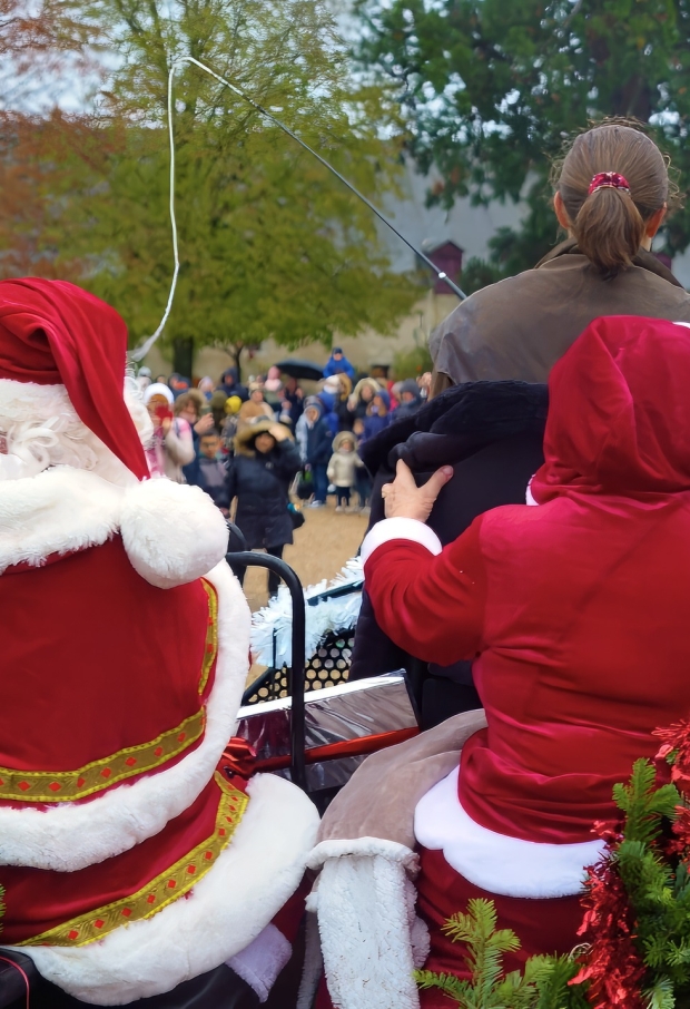 Le père et la mère Noël arrivent en calèche au château de Cheverny pour rencontrer les enfants.