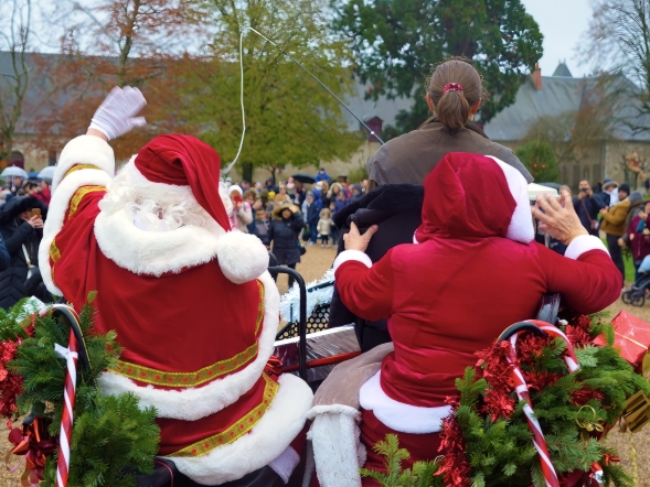 Le père et la mère Noël arrivent en calèche au château de Cheverny pour rencontrer les enfants.
