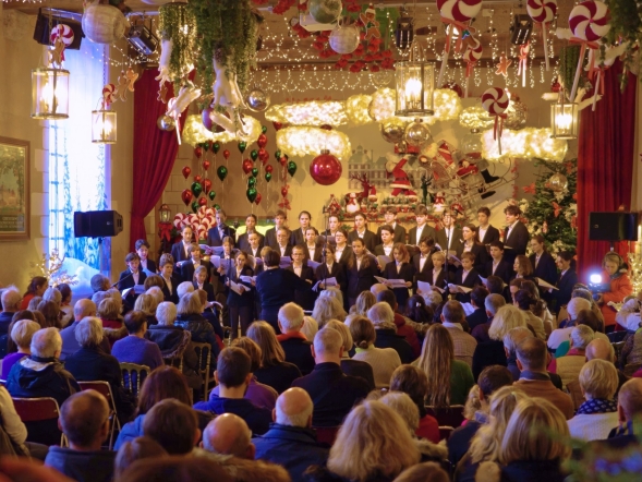 La chorale des enfants d'Ile-de-France chante des chants de Noël au château de Cheverny