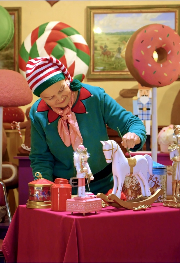 Un lutin du père Noël créant des jouets au château de Cheverny