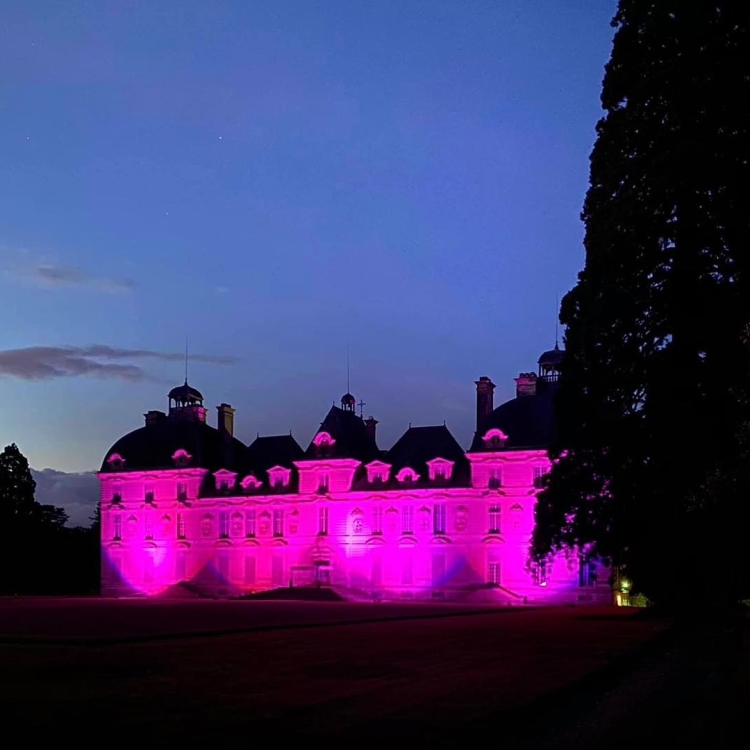 Le château de Cheverny s'illumine en rose en octobre pour l'opération Octobre rose contre les cancers du sein