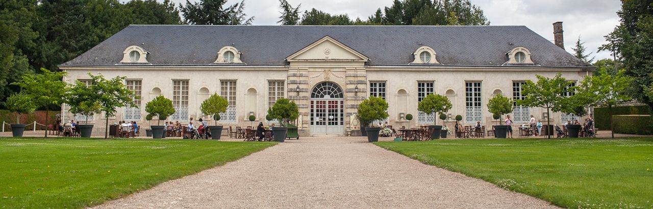 Table dressée dans l'Orangerie du château de Cheverny : macarons, boules de glaces artisanales, chocolat chaud maison.