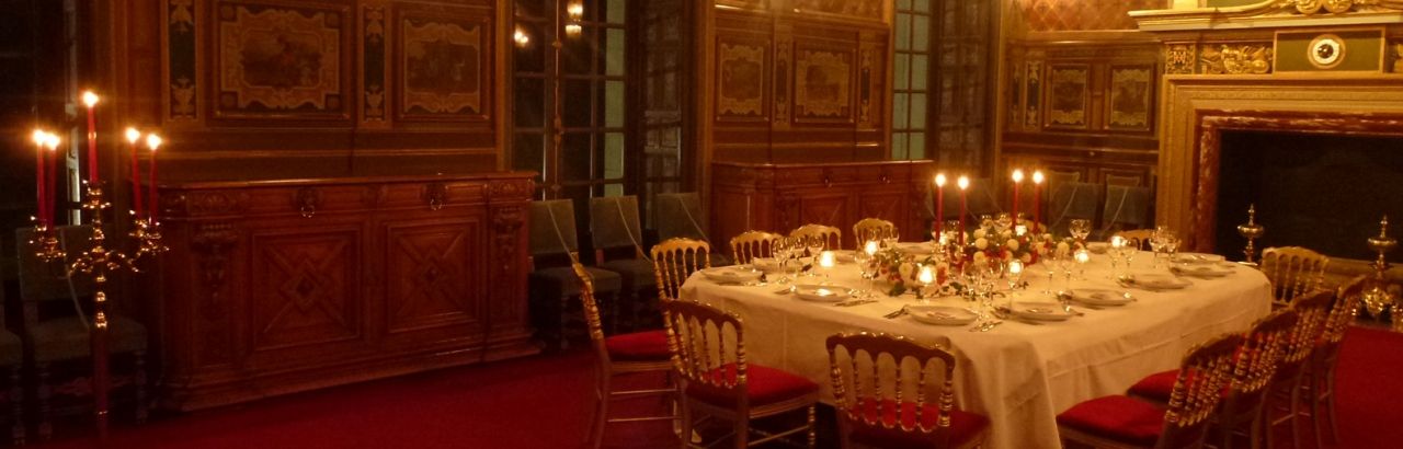 Grande table dressée dans la salle à manger du château de Cheverny