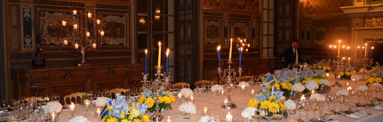 Grande table dressée dans la salle à manger du château de Cheverny