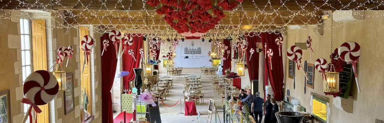 Table dressée dans l'Orangerie du château de Cheverny : macarons, boules de glaces artisanales, chocolat chaud maison.