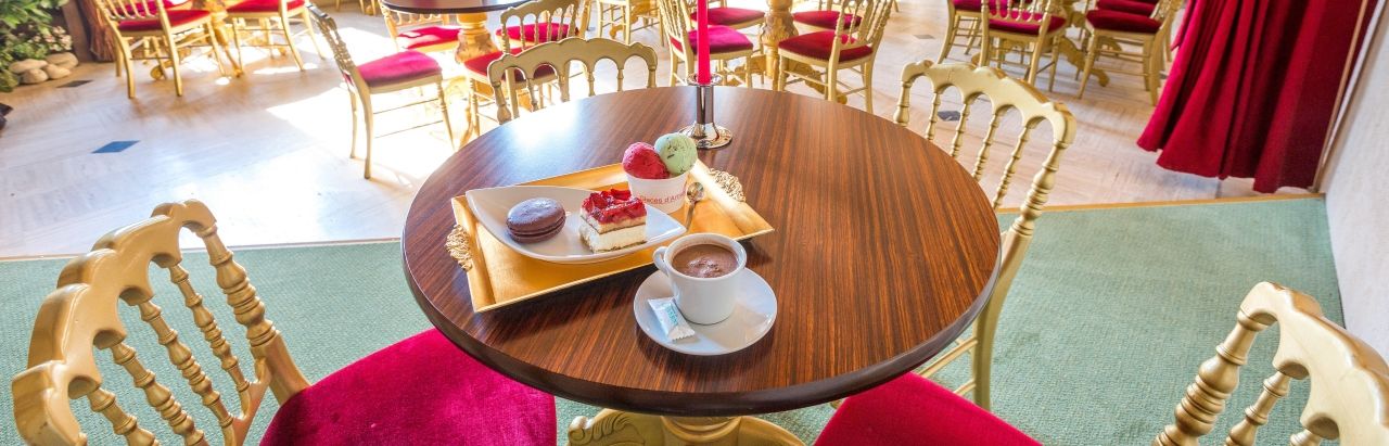 Table dressée dans l'Orangerie du château de Cheverny : macarons, boules de glaces artisanales, chocolat chaud maison.