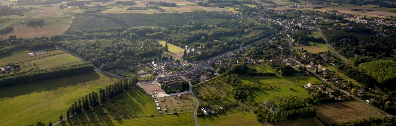 Vue aérienne du château de Cheverny et du village